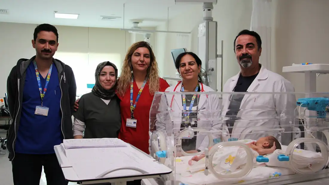 Elazığ'da doğuştan bağırsağının bir kısmı olmayan bebek sağlığına kavuştu
