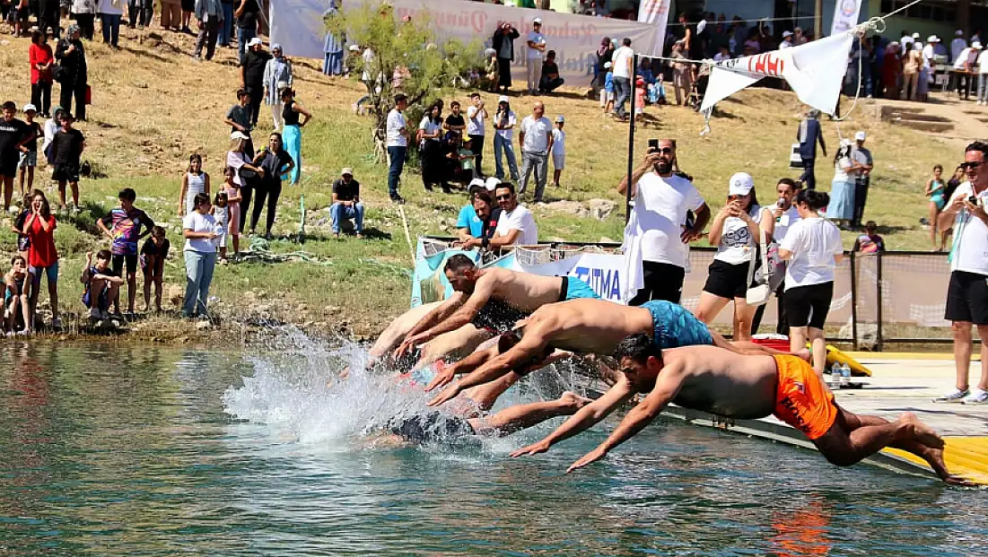 Elazığ'da festivalde yüzme yarışları düzenlendi