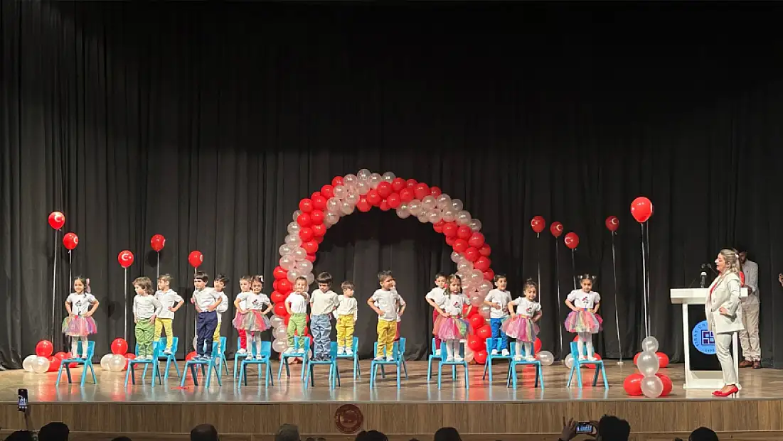 Elazığ’da Miniklerin 23 Nisan Gösteri Alkış Aldı