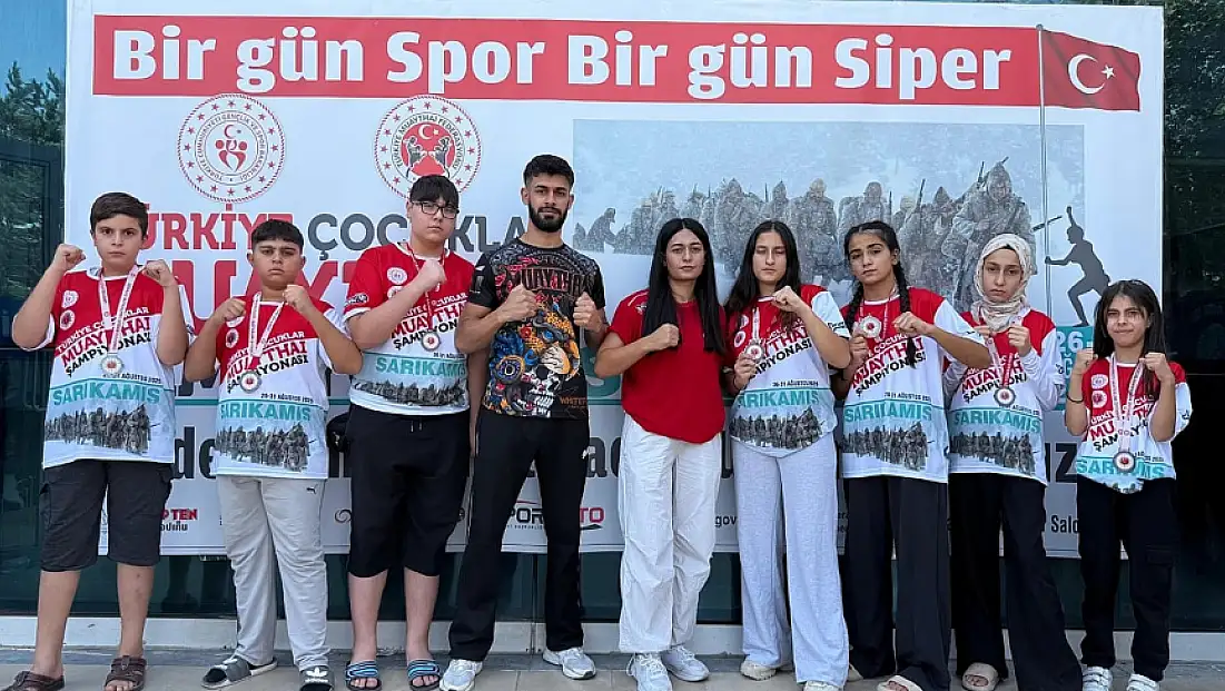 Elazığlı sporcular Muay Thai şampiyonasında derecelerle döndü