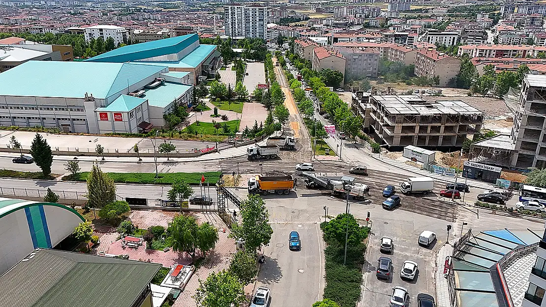 Elazığ Belediyesi, yol yenileme çalışmalarını aralıksız sürüyor