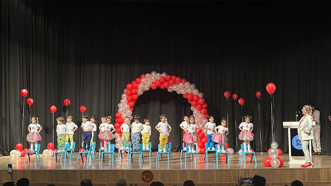 Elazığ'da Miniklerin 23 Nisan Gösteri Alkış Aldı
