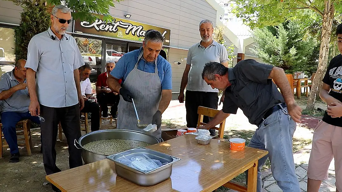 Hilalkent esnafından aşure ikramı
