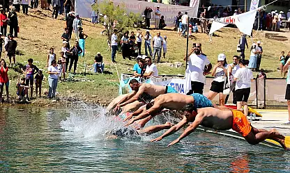 Elazığ'da festivalde yüzme yarışları düzenlendi
