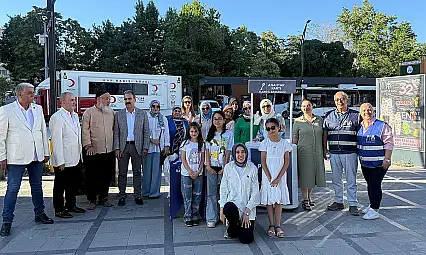 Anahtar Parti'den aşure ikramı