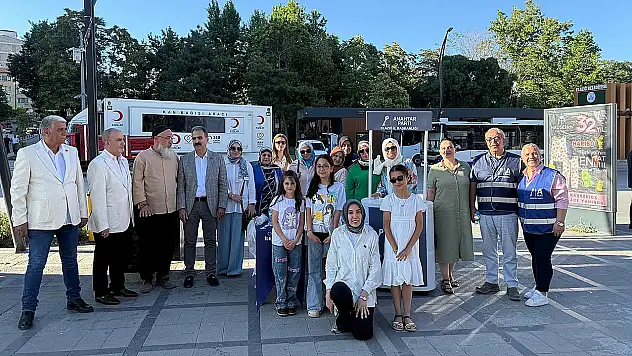 Anahtar Parti'den aşure ikramı