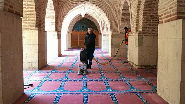 Elazığ Belediyesi Ekiplerinden Yoğun Bayram Temizliği Çalışması