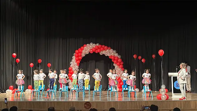 Elazığ'da Miniklerin 23 Nisan Gösteri Alkış Aldı