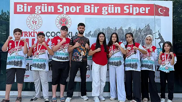 Elazığlı sporcular Muay Thai şampiyonasında derecelerle döndü