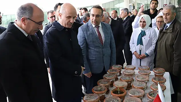 YÖK başkanı Prof. Dr. Erol Özvar'a FÜ'de endemik bitki üretimi tanıtıldı