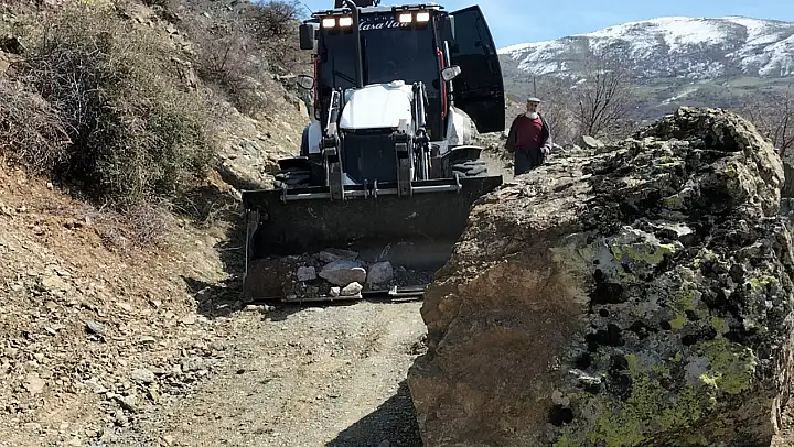 Elazığ İl Özel İdaresi Yola Düşen Kaya Parçalarını Kaldırdı